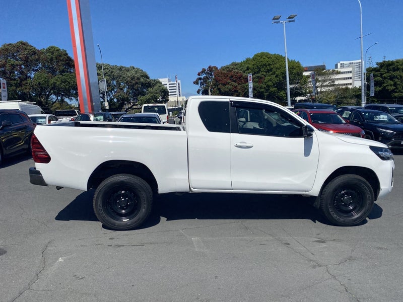 2023 Toyota Hilux SR TD EC 2.8DT image 2