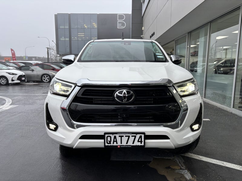 2023 Toyota Hilux SR5 4WD 2.8 DIESEL WORK UTE image 4