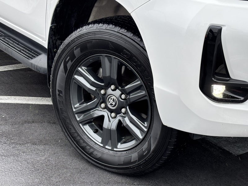 2023 Toyota Hilux SR5 4WD 2.8 DIESEL WORK UTE image 5
