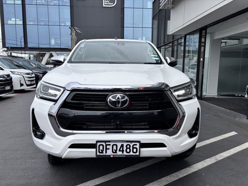 2023 Toyota Hilux SR5 4WD 2.8 DIESEL WORK UTE image 4