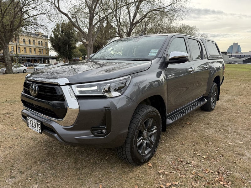 2023 Toyota Hilux SR5 4WD 2.8DT Manual Double C... image 3