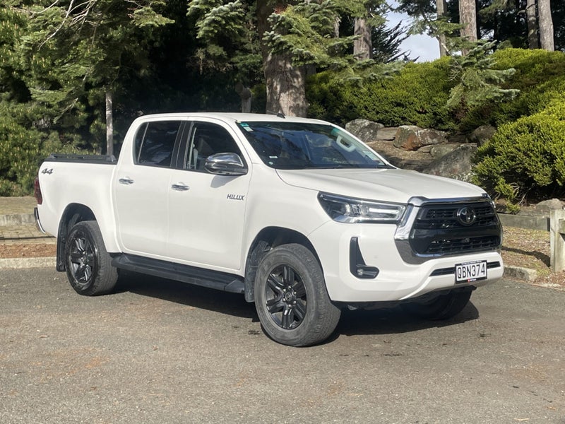 2023 Toyota Hilux SR5 4WD image 1