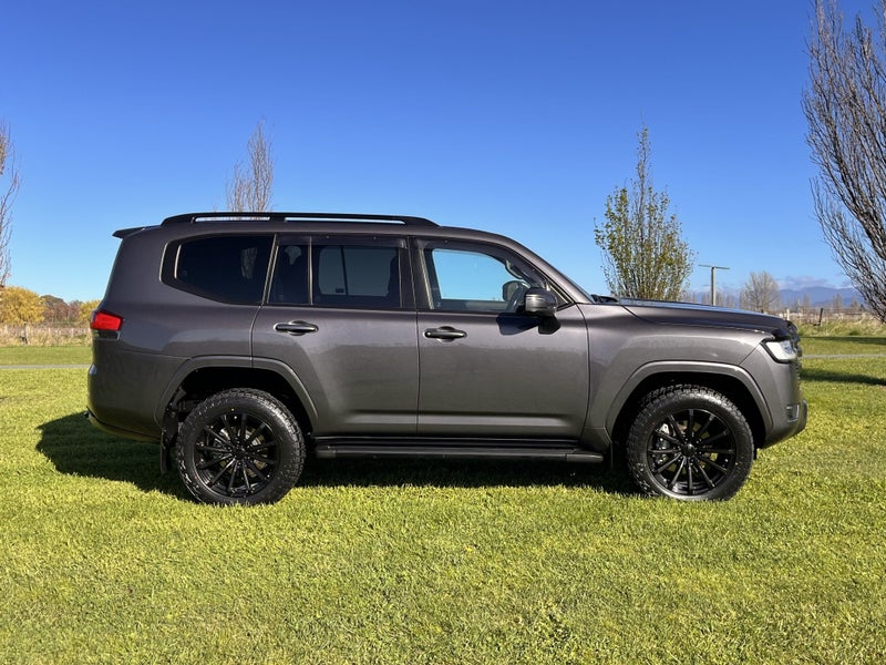2023 Toyota Land Cruiser 300 VX 3.3DT 10AT 4WD... image 3