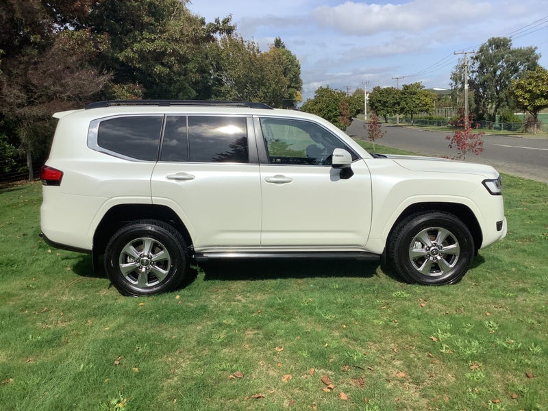 2023 Toyota Land Cruiser 300 VX 3.3DT image 4