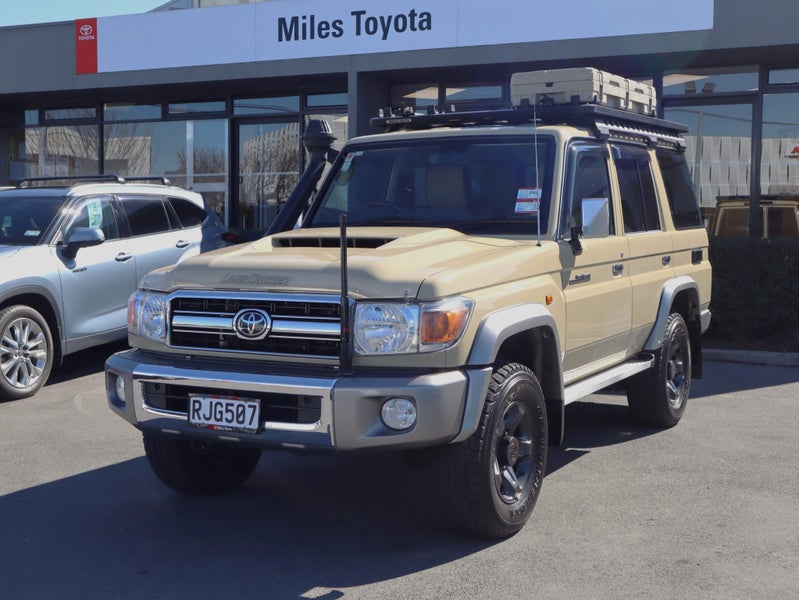 2023 Toyota Land Cruiser 70 LX 4.5 V8 WAGON image 3