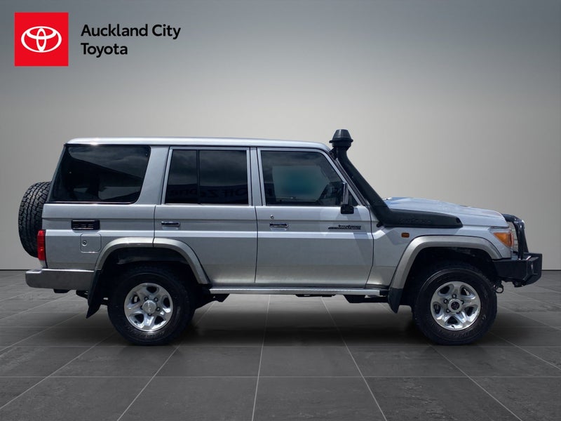 2023 Toyota Land Cruiser 70 LX 4.5DT 5MT 4WD image 2