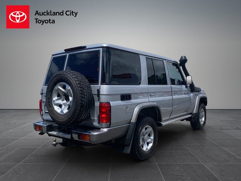 2023 Toyota Land Cruiser 70 LX 4.5DT 5MT 4WD image 3