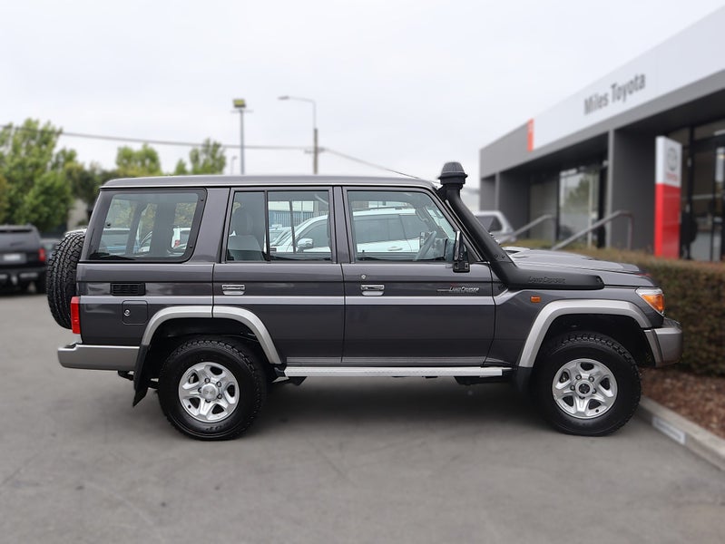 2023 Toyota Land Cruiser 70 LX V8 DIESEL TURBO,... image 5
