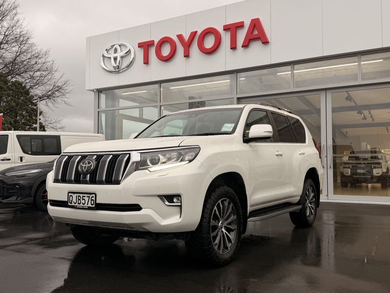 2023 Toyota Land Cruiser VX LImited 7 Seats and... image 4