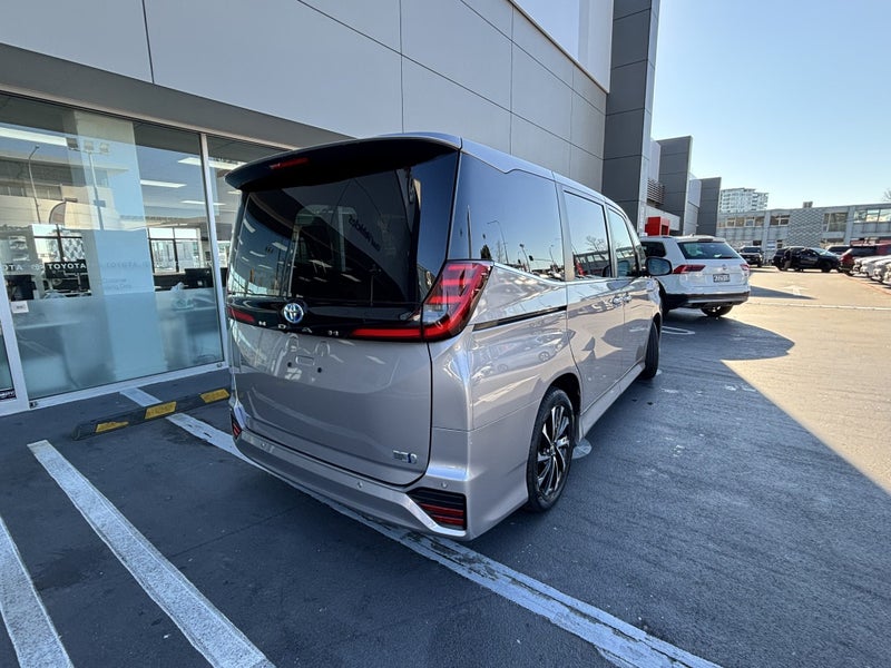 2023 Toyota Noah SZ 1.8 HYBRID LUXURY PEOPLE MOVER image 3