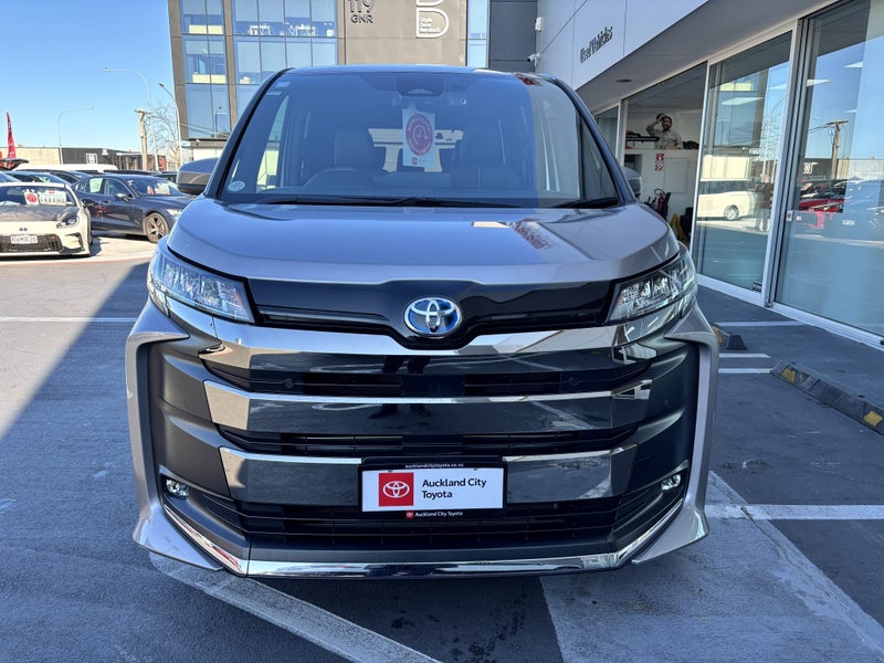 2023 Toyota Noah SZ 1.8 HYBRID LUXURY PEOPLE MOVER image 4