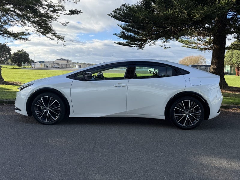 2023 Toyota Prius 2.0 Hybrid Z Automatic Hatch image 2