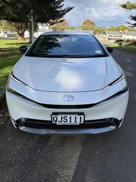2023 Toyota Prius 2.0 Hybrid Z Automatic Hatch image 3