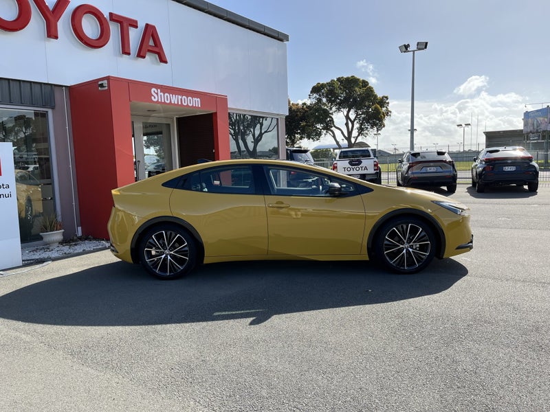 2023 Toyota Prius 2.0 Hybrid Z Hatch - Signatur... image 2