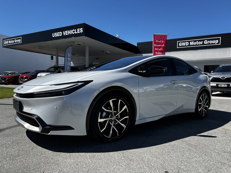 2023 Toyota Prius PHEV Z image 3