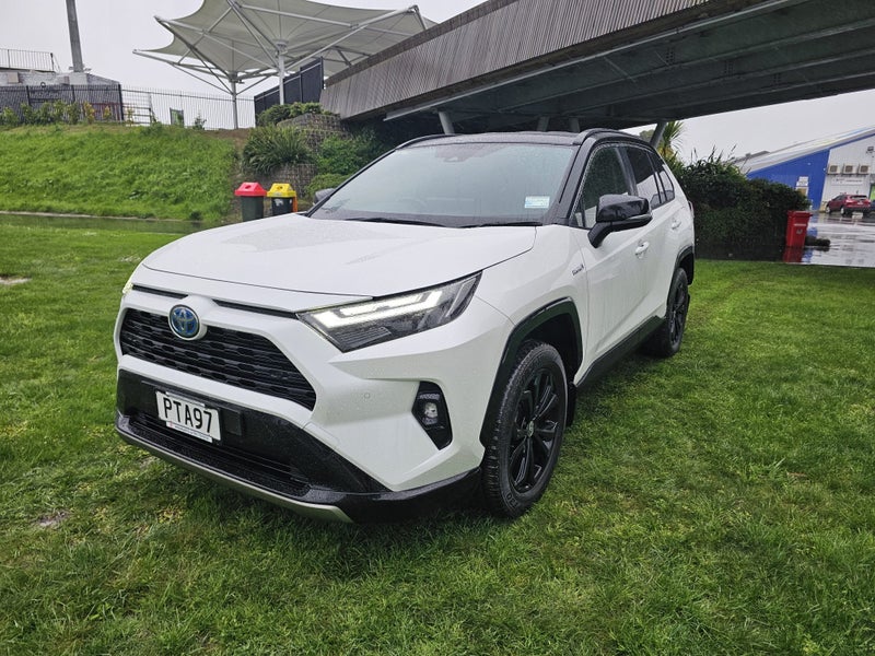 2023 Toyota RAV4 XSE 2.5P Hybrid AWD Automatic SUV image 3