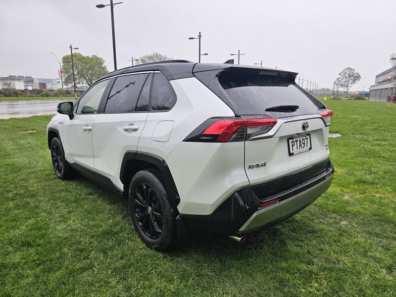 2023 Toyota RAV4 XSE 2.5P Hybrid AWD Automatic SUV image 5