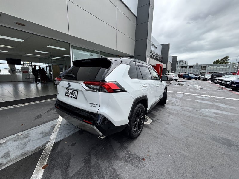 2023 Toyota RAV4 XSE 2.5P HYBRID LUXURY SUV image 3
