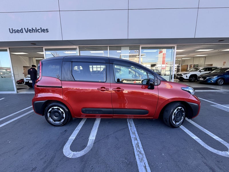 2023 Toyota Sienta 1.5 HYBRID MINIVAN image 3