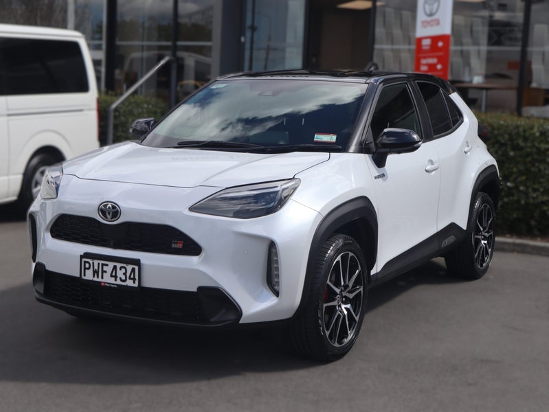 2023 Toyota Yaris 1.5 Hybrid 2WD SUV 5 Door image 3