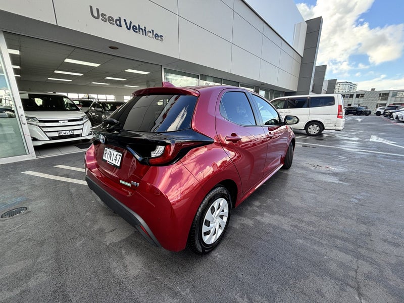 2023 Toyota Yaris 1.5 HYBRID ECONOMICAL HATCH image 3