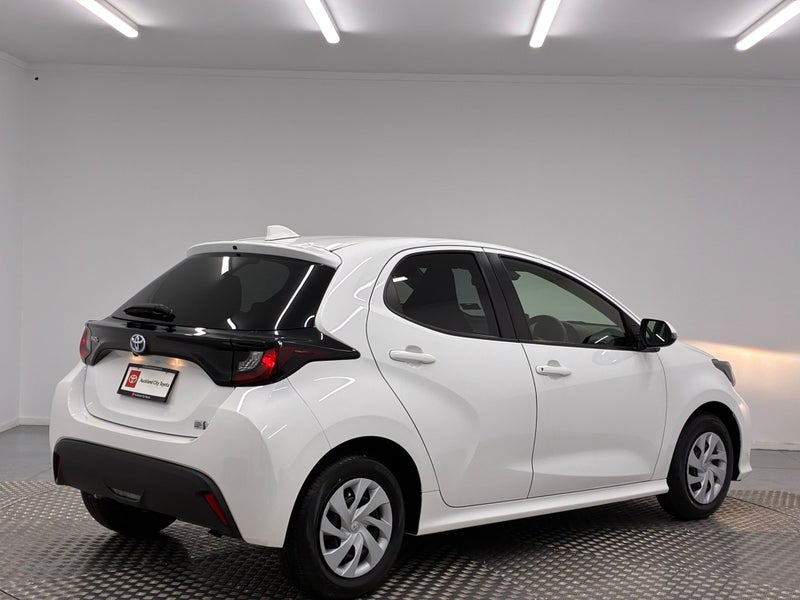 2023 Toyota Yaris 1.5 Hybrid X image 3