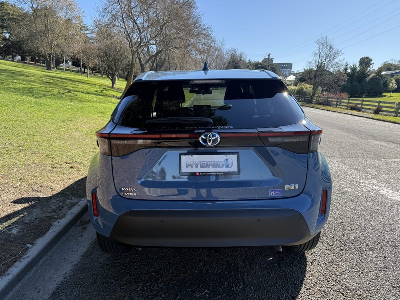 2023 Toyota Yaris Cross 1.5 Hybrid Z 5 Dr SUV C... image 5