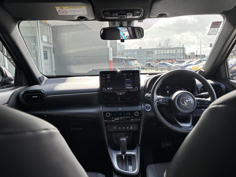 2023 Toyota Yaris Cross 1.5 Hybrid Z EDITION 4WD image 2