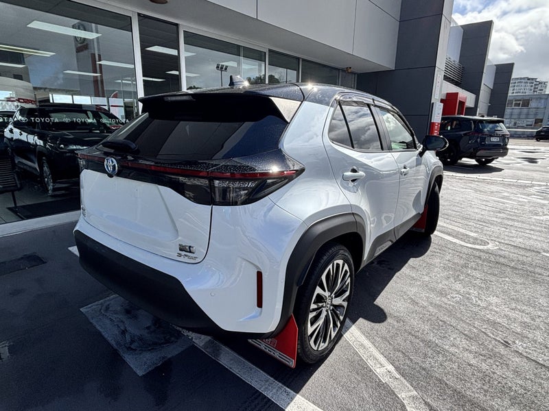 2023 Toyota Yaris Cross 1.5 Hybrid Z EDITION 4WD image 3