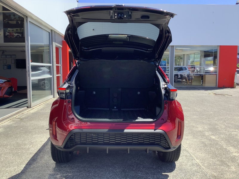 2023 Toyota Yaris Cross GR Sport 1.5P HYBRID SUV image 3