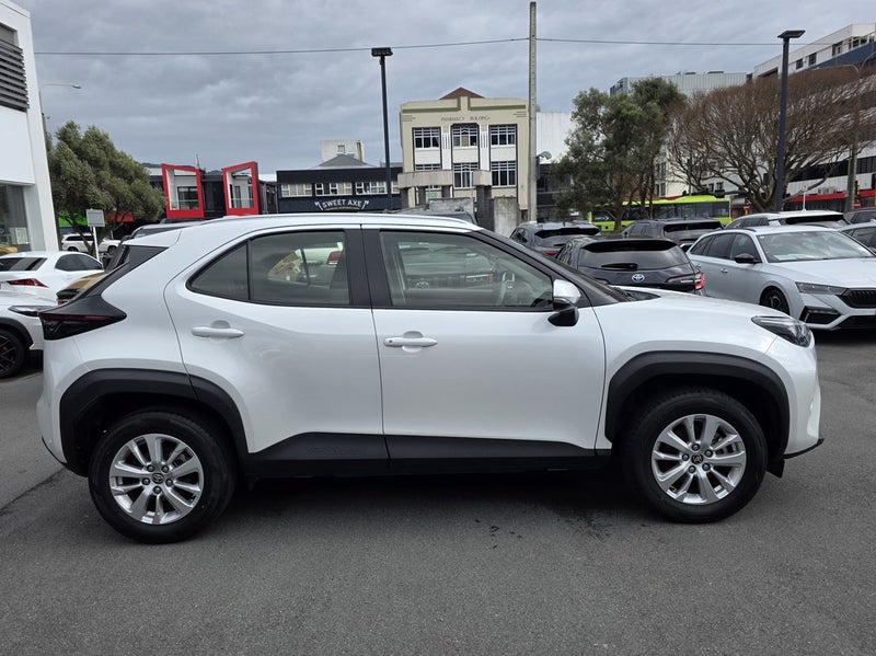 2023 Toyota Yaris Cross GX 1.5P CVT FWD SUV image 3