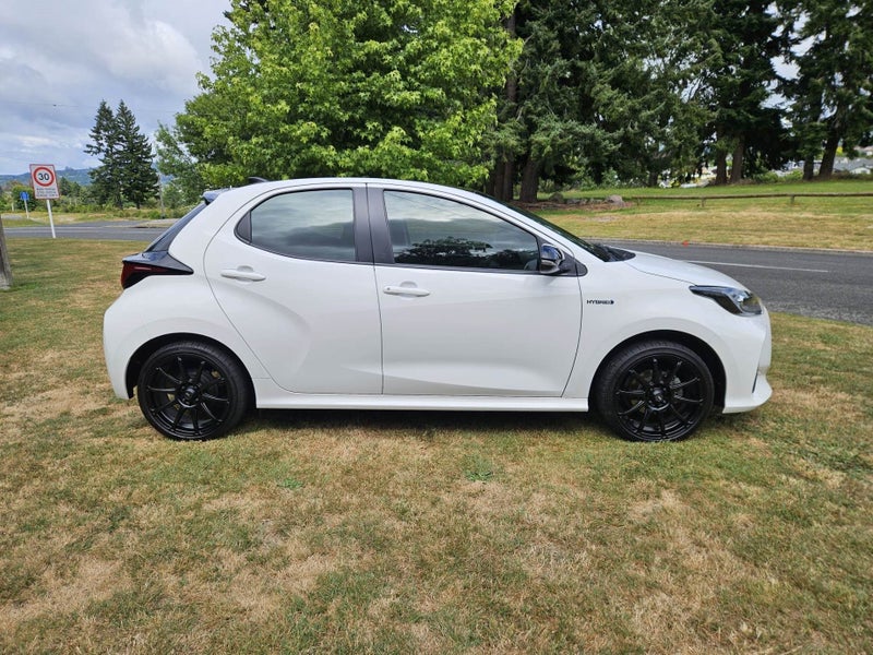2023 Toyota Yaris GX 1.5P Hybrid Electric Vehicle image 4