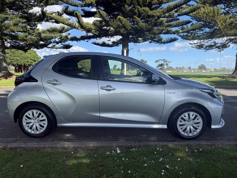 2023 Toyota Yaris GX 1.5P Hybrid FWD Automatic... image 3