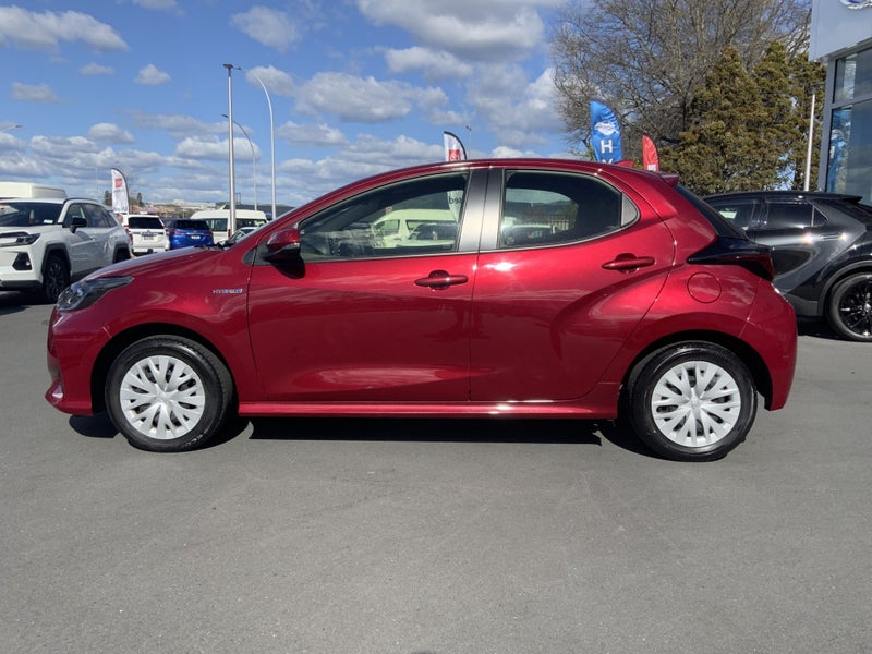 2023 Toyota Yaris GX Hybrid - one owner & certi... image 5
