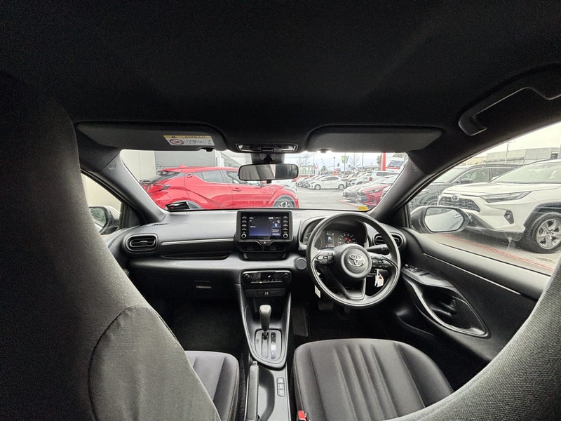 2023 Toyota Yaris X HYBRID image 2