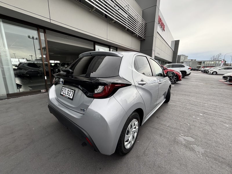 2023 Toyota Yaris X HYBRID image 3