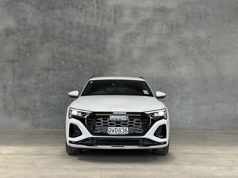 2024 Audi Q8 55 e tron S line image 2