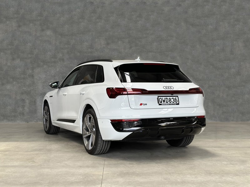 2024 Audi Q8 55 e tron S line image 4