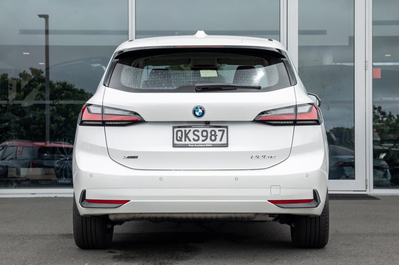 2024 BMW 225e 225e xDrive image 3