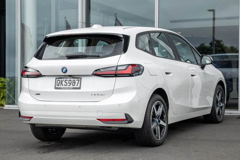 2024 BMW 225e 225e xDrive image 5