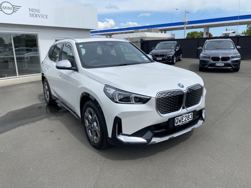 2024 BMW iX1 eDrive20 - X Line & Innovations image 2
