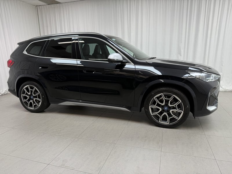 2024 BMW iX1 eDrive20 Xline + Innovations Package image 2