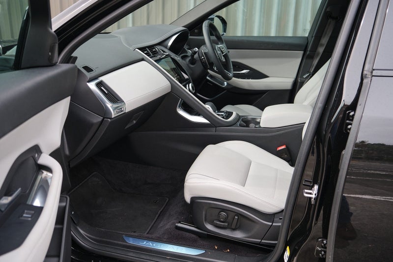 2024 Jaguar E-PACE P250 AWD R-Dynamic SE image 3