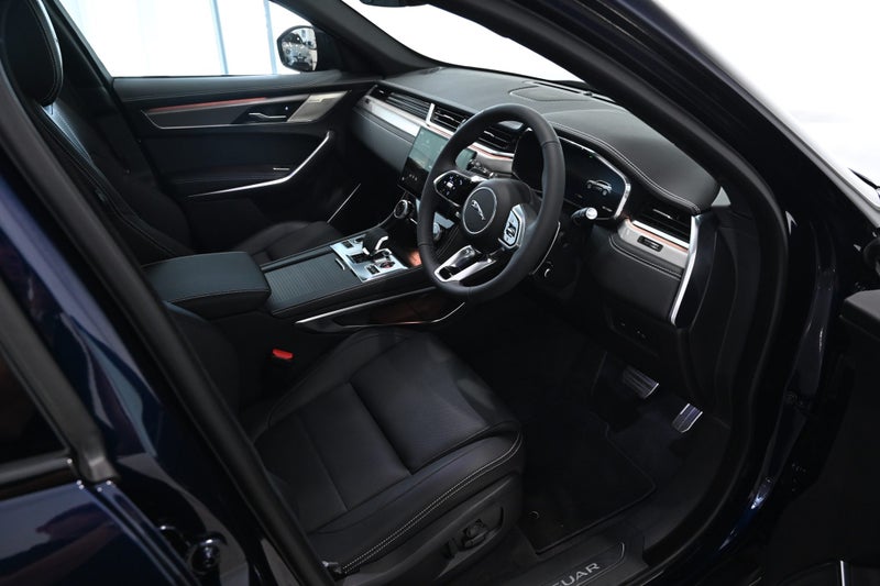 2024 Jaguar F-PACE P250 R-Dynamic SE image 2