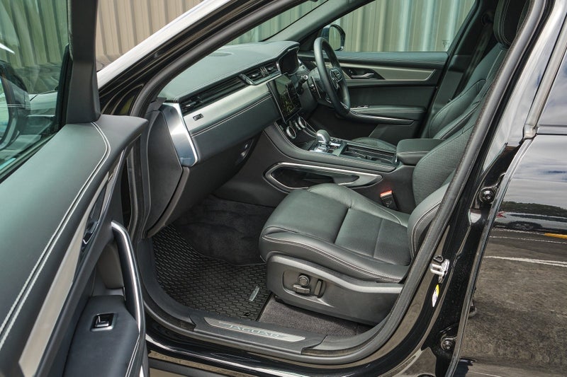 2024 Jaguar F-PACE P250 R-Dynamic SE image 2