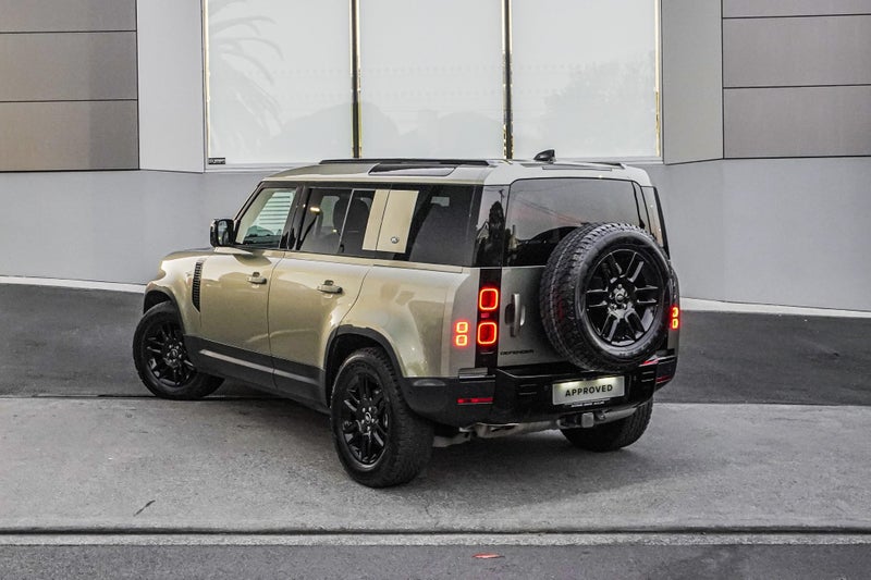 2024 Land Rover Defender 110 D250 S image 2