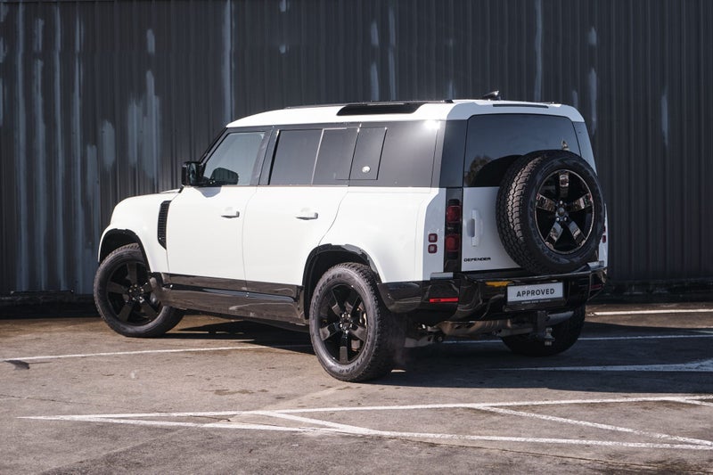 2024 Land Rover Defender 110 D300 HSE image 3