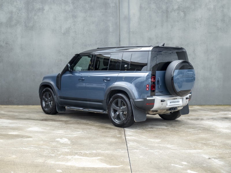 2024 Land Rover Defender 110 D300 SE image 2