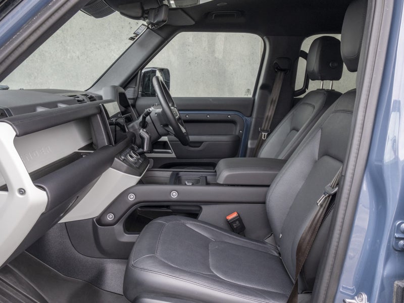 2024 Land Rover Defender 110 D300 SE image 3
