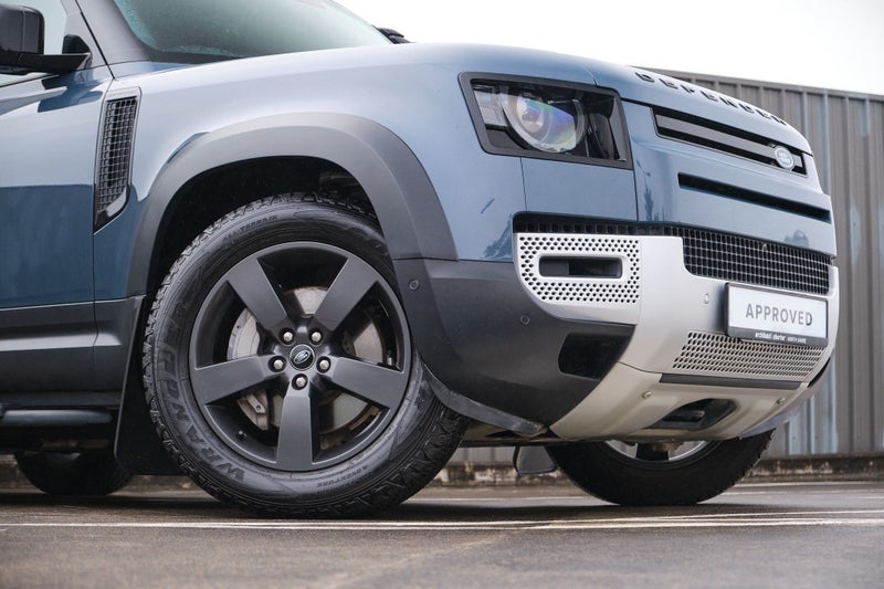 2024 Land Rover Defender 110 D300 SE image 3